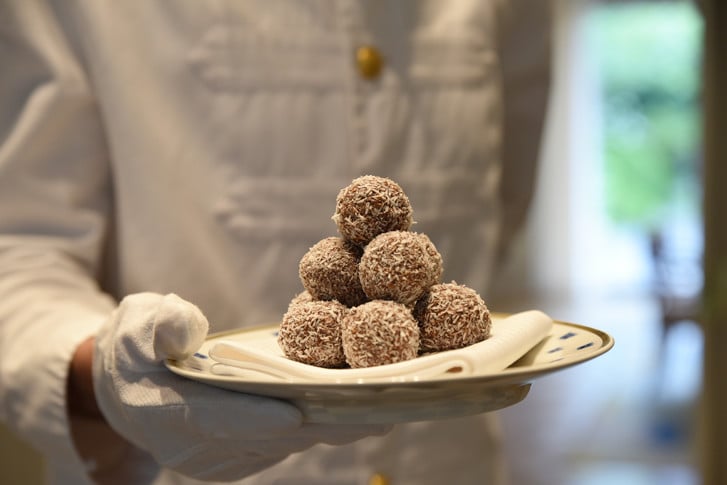 Des boules de chocolat sur une assiette blanche