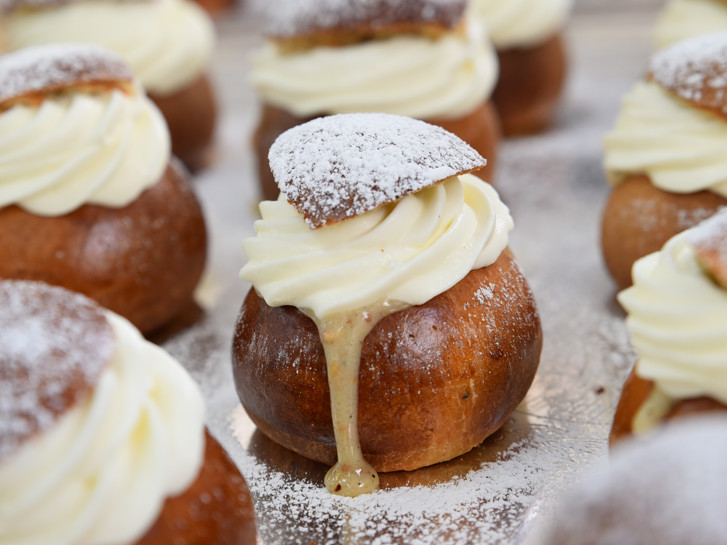 Des brioches "semla" remplies avec de la crème chantilly et de la pâte d'amande