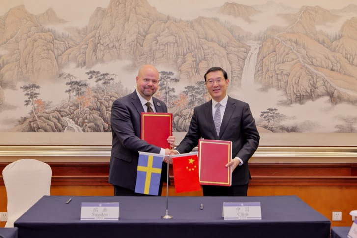 Landsbygdsminister Peter Kullgren signerar exportprotokoll vid dialogmöte med den kinesiska tullmyndigheten GACC.