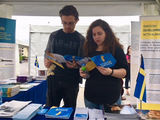 Besökare i det svenska tältet.