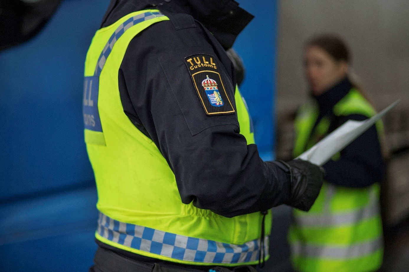 Tulltjänsteman granskar dokument