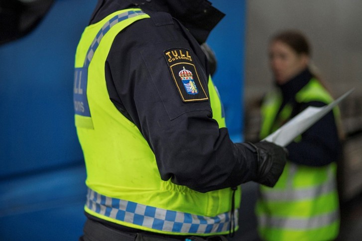 Tulltjänsteman granskar dokument