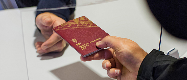 En hand som tar emot ett pass från en annan hand.