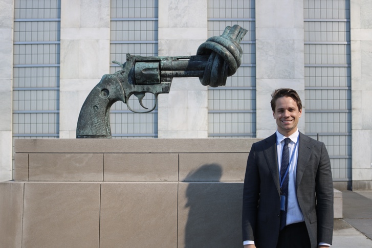 Martin Moks, Junior Professional Officer vid FN:s sekretariat, står framför skulpturen Knotted Gun utanför FN:s högkvarter i New York.