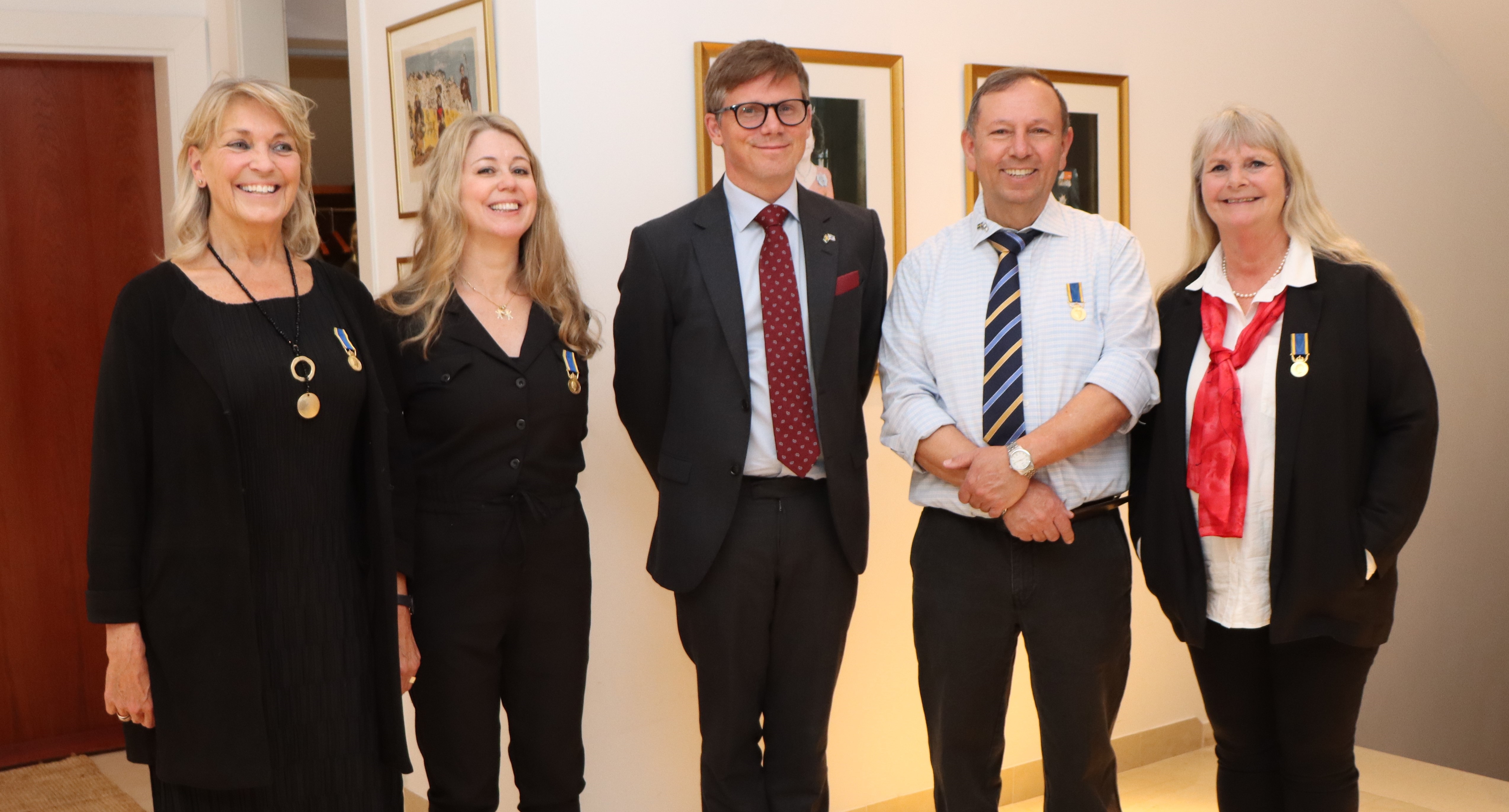 Fyra medarbetare vid ambassaden tilldelades utrikesförvaltningens förtjänstmedalj