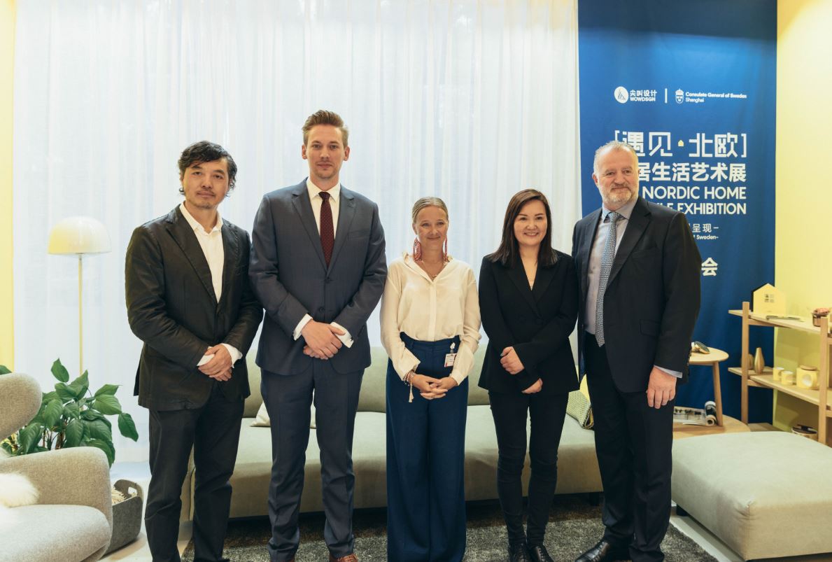 在开幕酒会上发言的嘉宾（从左到右）：尖叫设计创始人薄熙先生、瑞典驻上海副总领事施子天先生、Blankture创始人Jenny Schild女士、设计上海展会总监谭卓先生、十媒总裁Lee Newton先生