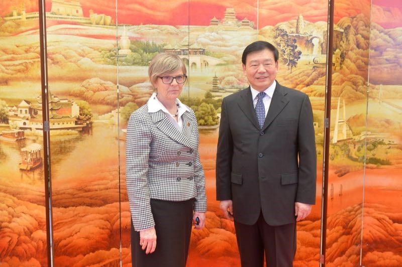 Lisette and party secretary in Jiangsu