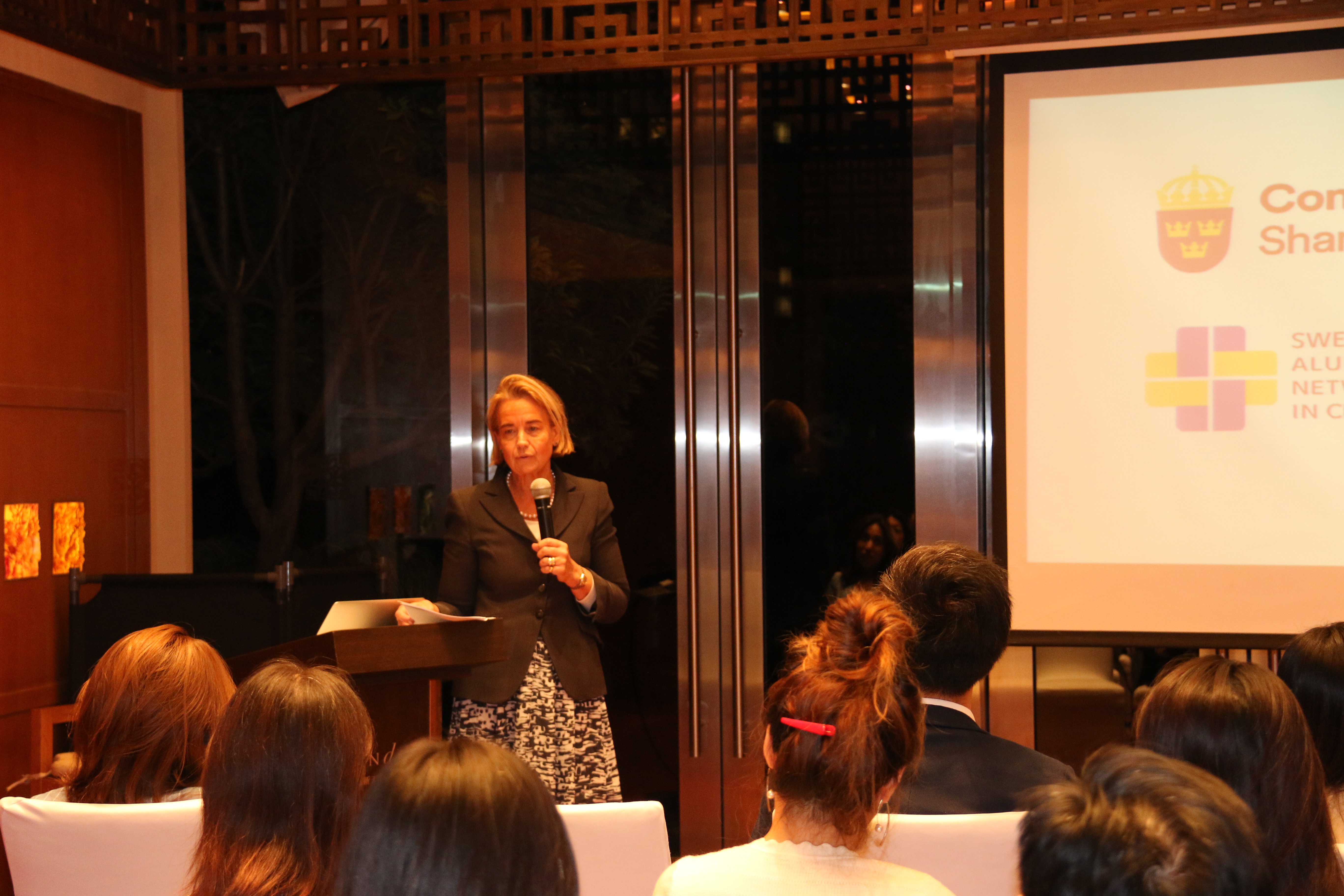 Generalkonsul Marie-Claire Swärd Capra välkomsttalade.