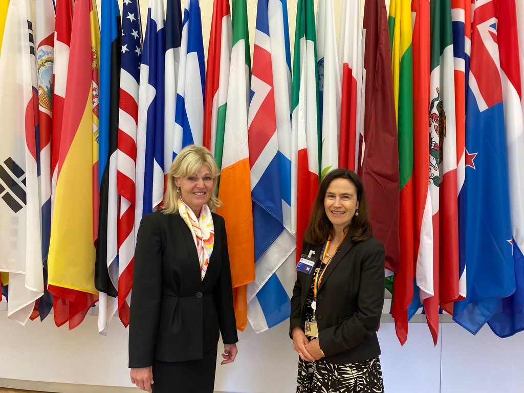 Utrikeshandelsminister Anna Hallberg, till vänster, och Sveriges ambassadör vid OECD och Unesco, Anna Brandt, till höger