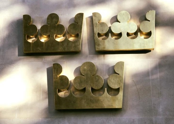 En bild på tre kronor utanpå ambassaden.